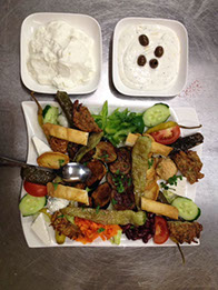 Authentischer Meze-Teller mit türkischen Vorspeisen